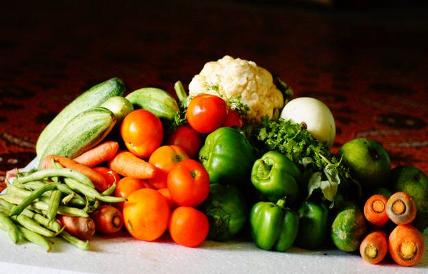 कच्चे फल और सब्जियों से परहेज करें
